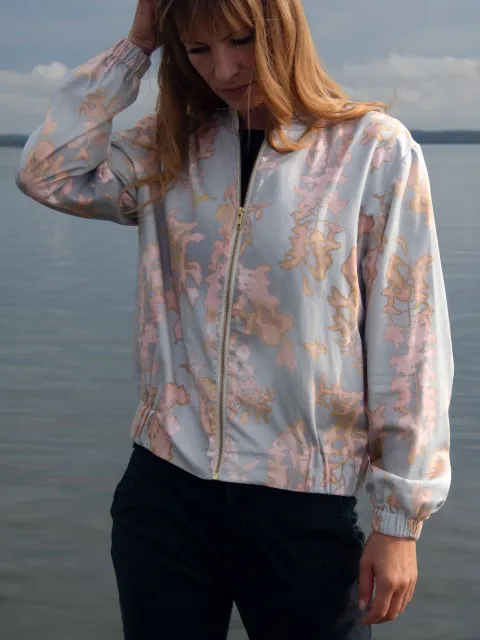 felifjor_shooting_250913_3_blauregen_srgb-crop-abgedunkelt