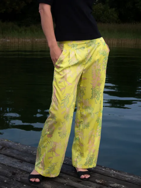 p1010505_hose_goldregen_srgb-crrop